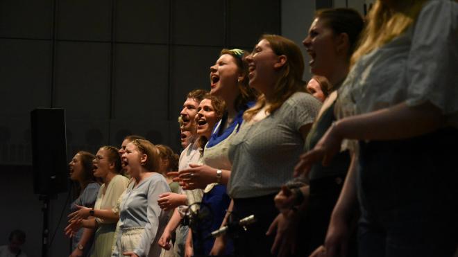 Der Unität-Chor singt gemeinsam auf der Bühne.