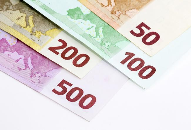 Euro banknotes with a total value of 850 euros.