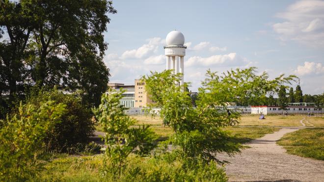 Das Tempelhofer Feld mit seinem Radarturm bei sonnigem Wetter